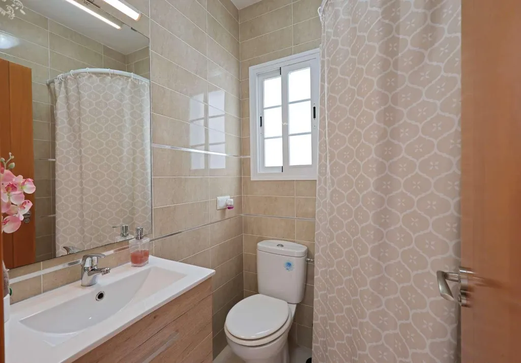Vannitoad - South-Facing Villa with Sea Views in Torrox Park