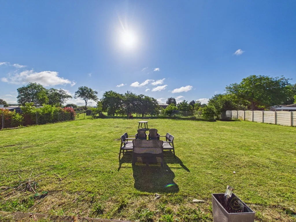 Aed - Recent Bungalow with Garden in Accessible Location