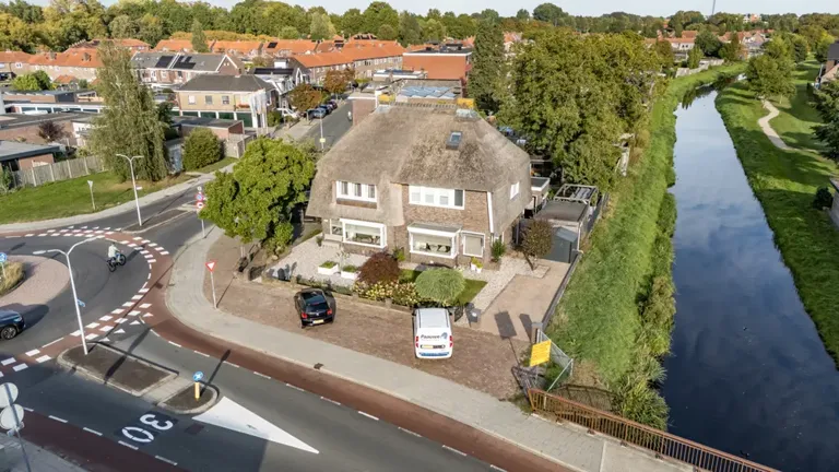 Charming 2-Under-1-Roof House with Garden View in Almelo