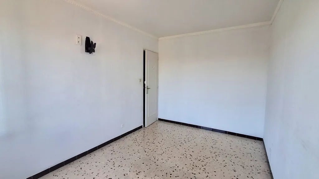Toad - Semi-Detached House with Garage in Castor Isabella