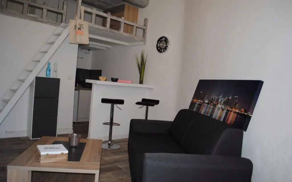 Séjour - Studio Meublé avec Mezzanine à Nîmes