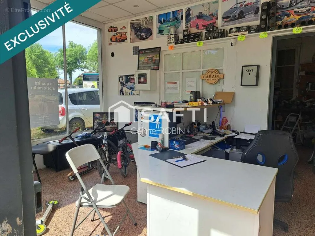 Pièces - Fonds de Commerce avec Garage à Romenay