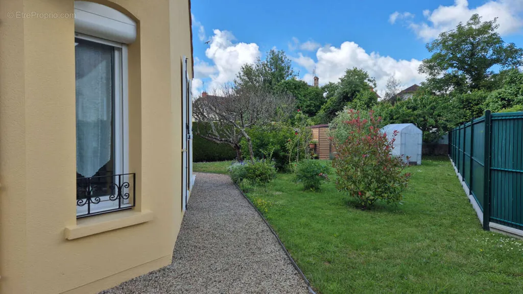 4-toaline maja asukohas Paray-Le-Monial