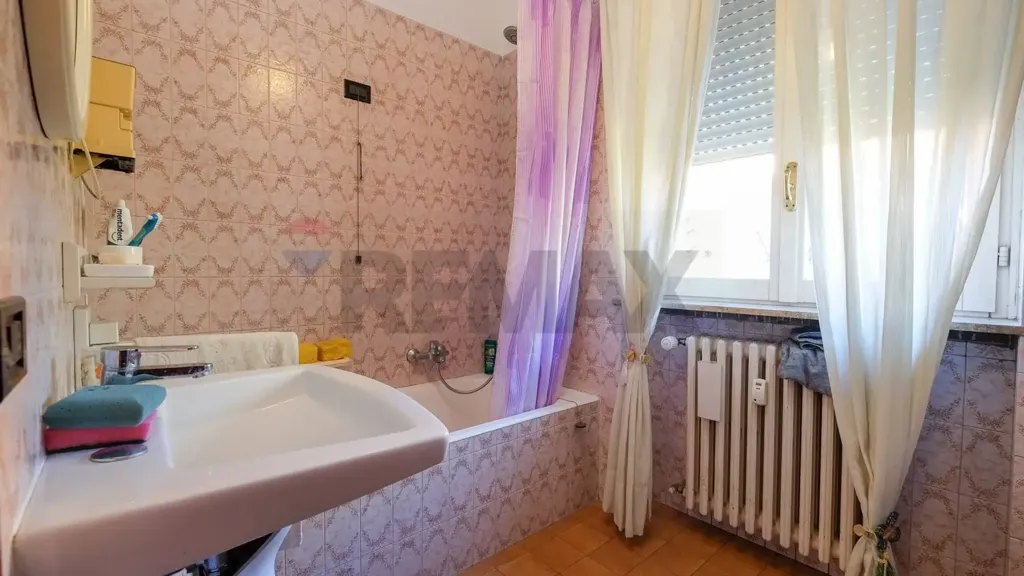 Bathrooms - Quadrilocale with Balcony in Presezzo