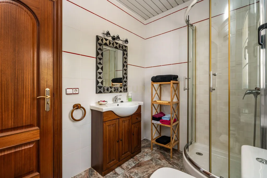 Bathrooms - Independent House with Montserrat Views in Abrera