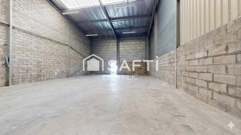 Garage - Commercial Space with Parking in Saint-Jean-d'Illac
