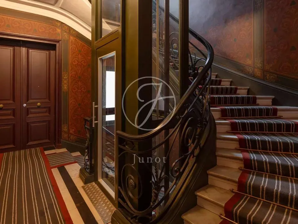 Pièces - Appartement de 5 Pièces avec Cour Arborée à Paris 75017
