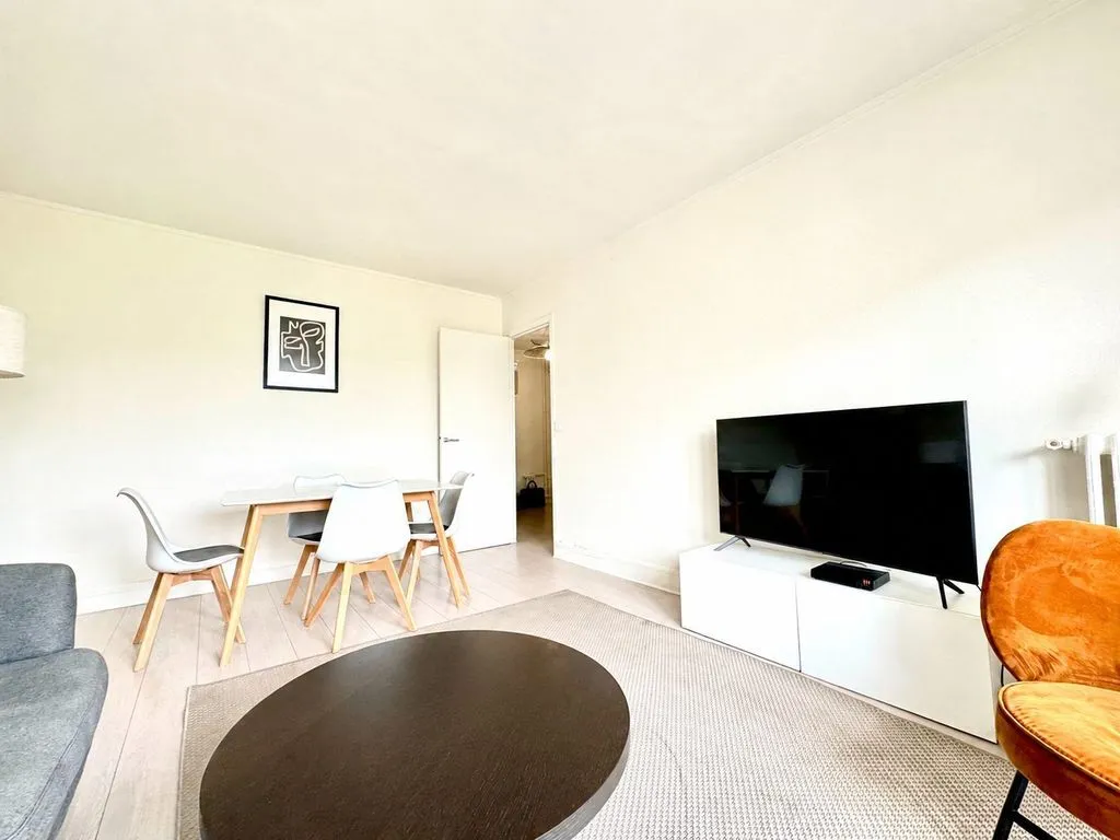 Elutuba - Luxury 3-Bed Flat with Balcony in Paris