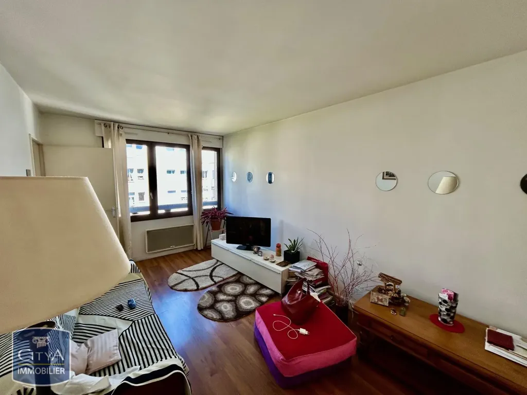 Living Room - Bright Flat with Metro Access in Saint-Maurice