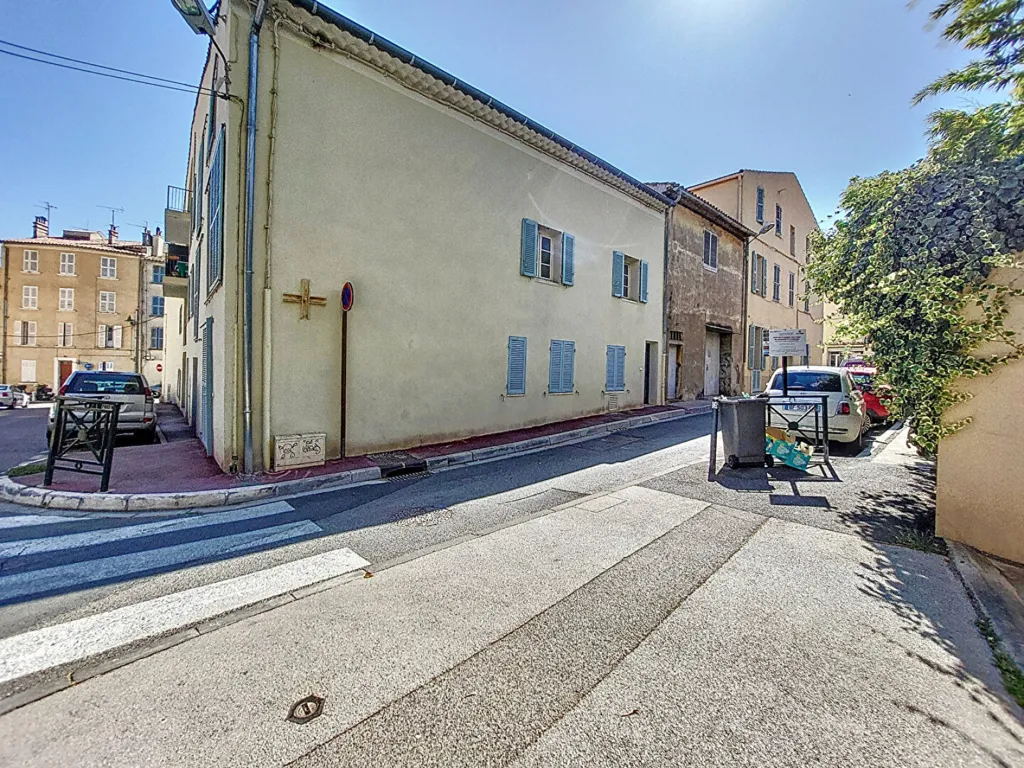 Välivaade - Modern Flat with Open-Plan Kitchen in Hyères Centre
