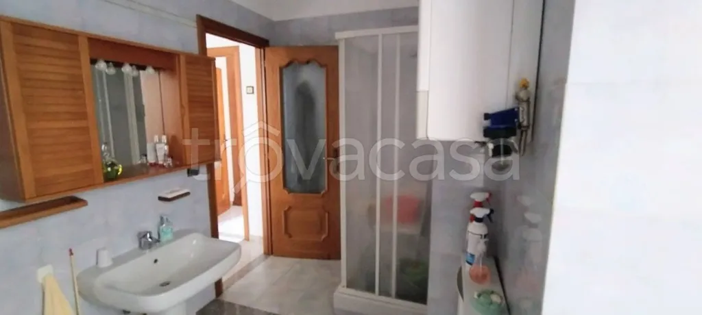 Salles de bain - Two-Unit Apartment with Balcony in Susa