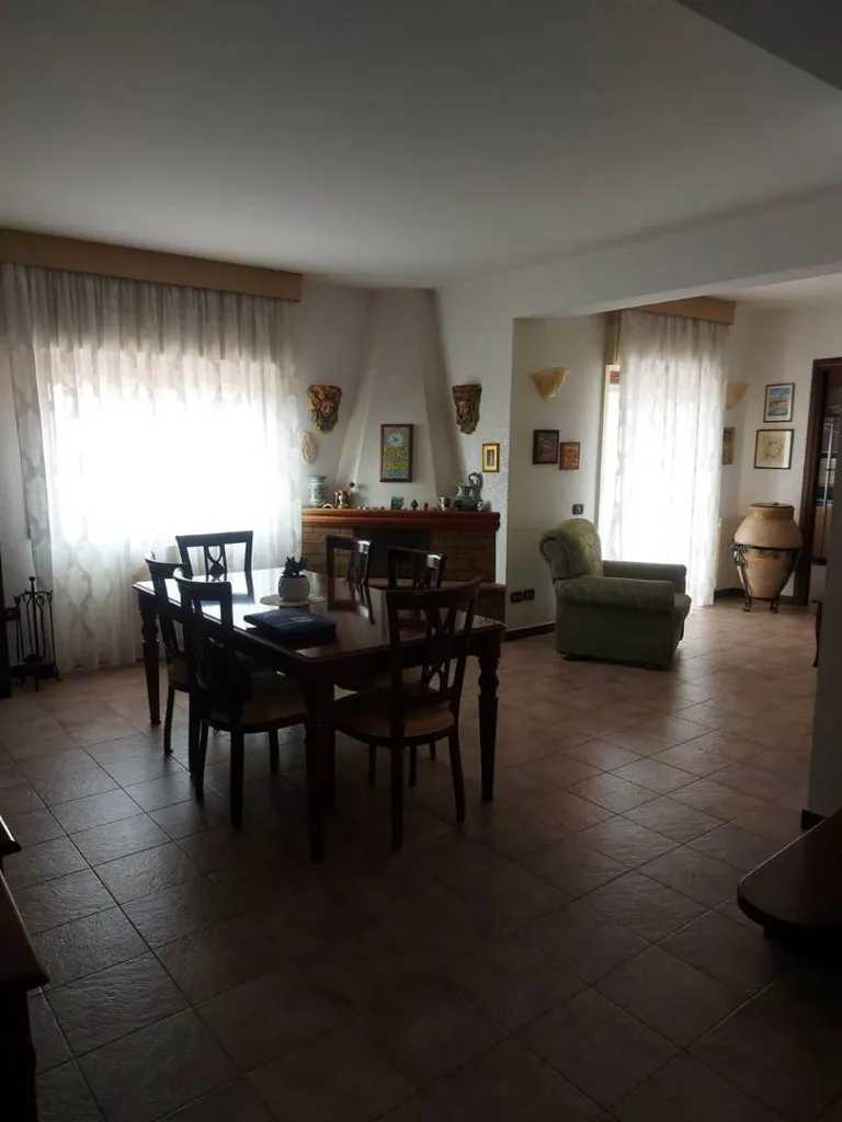 Salle à manger - Spacious Apartment with Balconies in Messina