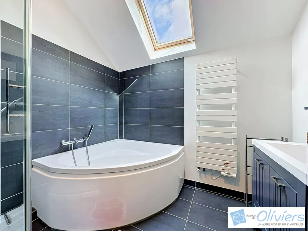 Salles de bain - Maison de village rénovée avec piscine à Boullay les Troux