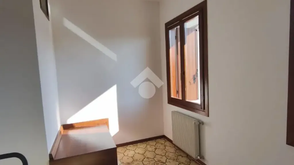 Esik - Twin-Occupancy Flat with Balcony in Giavera del Montello
