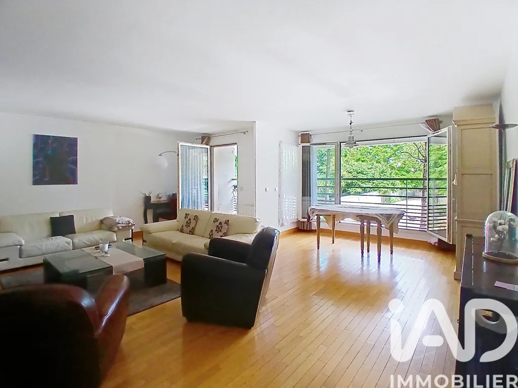 Séjour - Appartement Luxe avec Balcon à Buttes-Chaumont