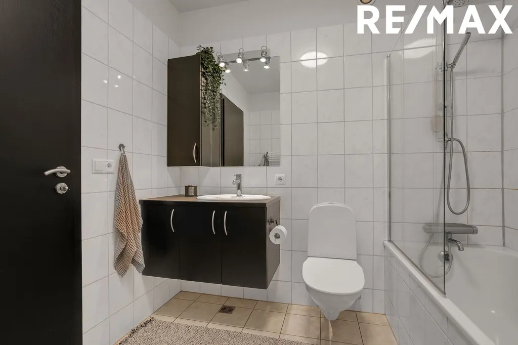Salles de bain - Apartment with South-Facing Balcony in Garðabær