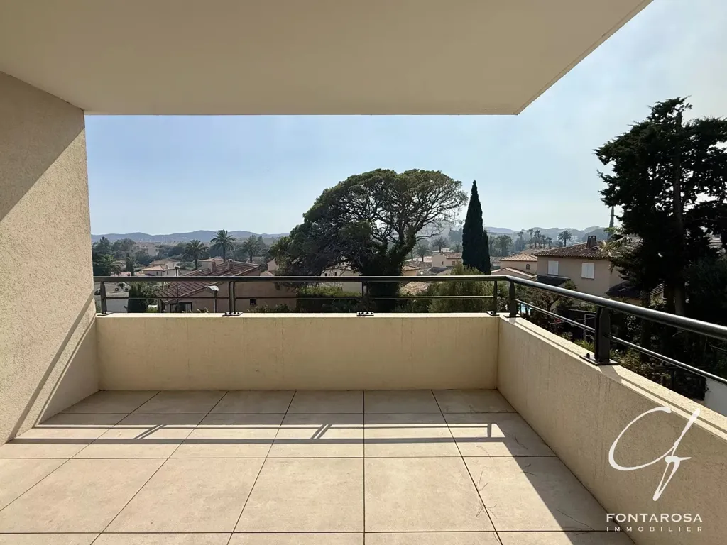 Balcony - Modern Flat with Terrace in Frejus