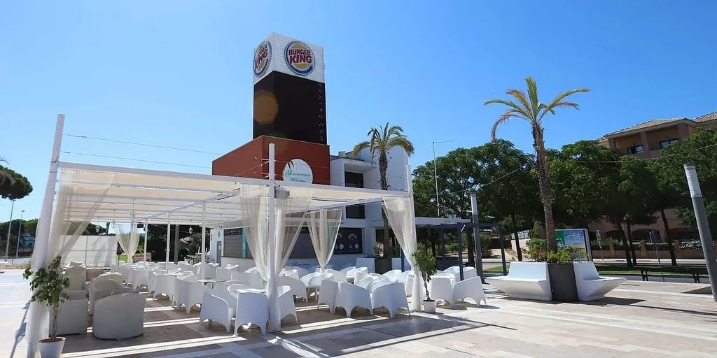 1-Bed Apartment with Pool on Avenida Del Decano