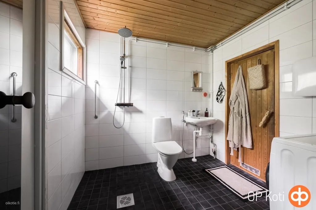 Salles de bain - Rustic House with Large Garage in Quiet Area