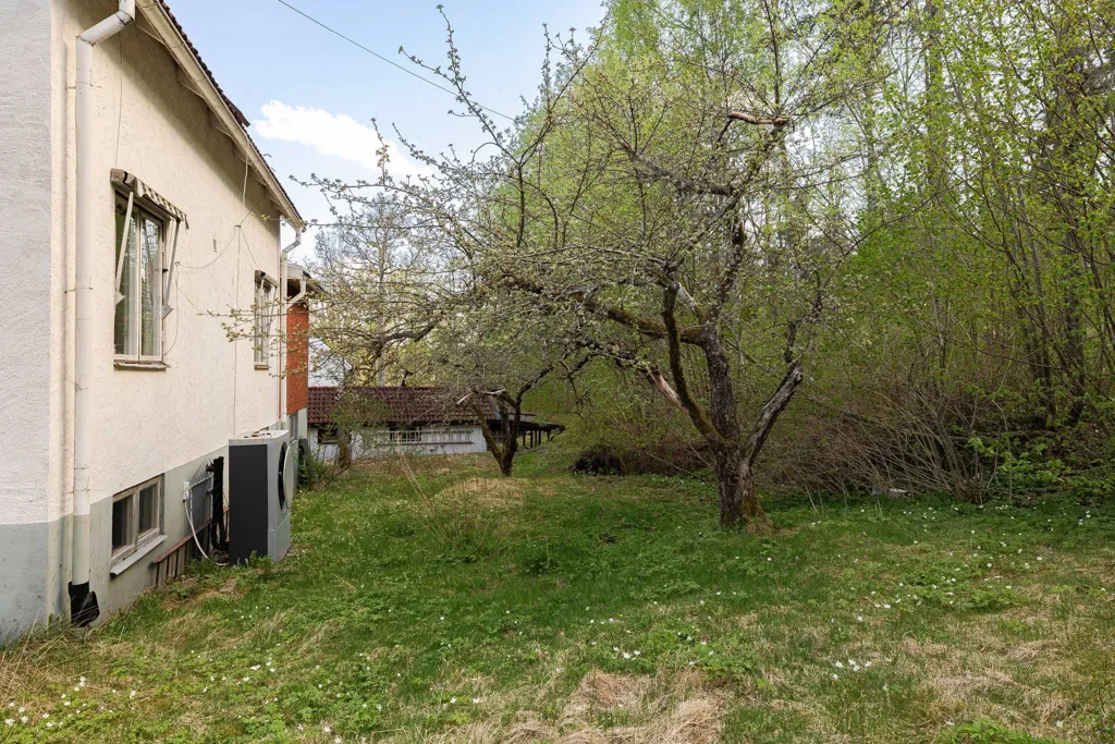 Aed - Charming Villa with Garden in Överum