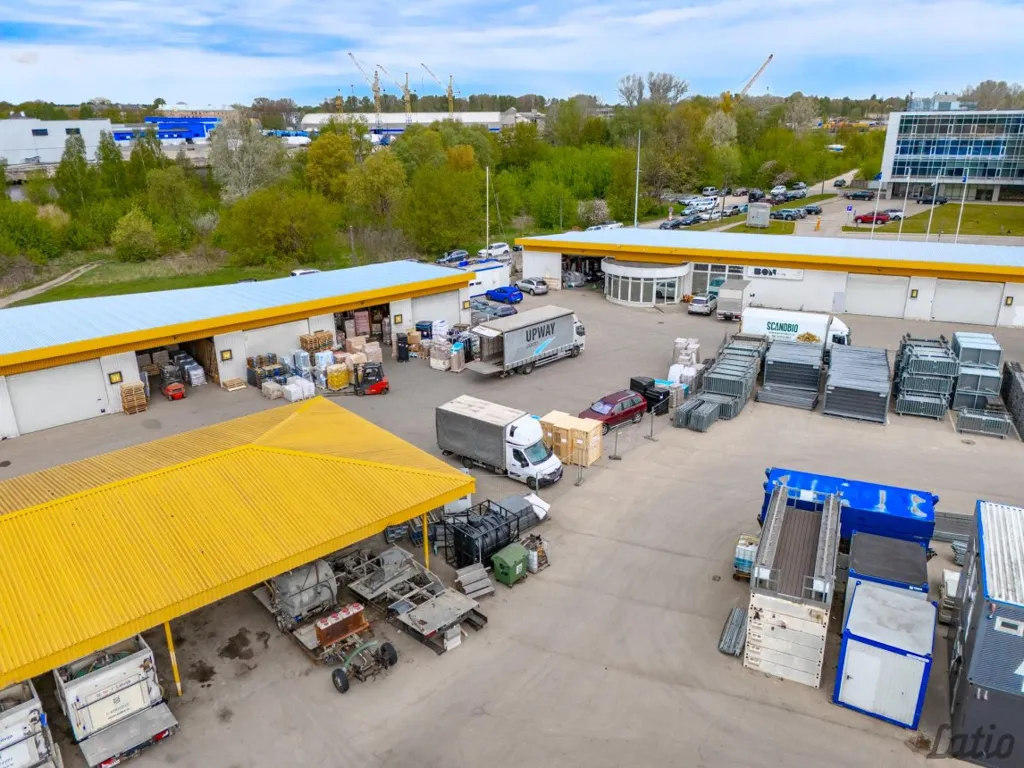 Toad - Commercial Space with Extensive Asfaltēta Area in Riga