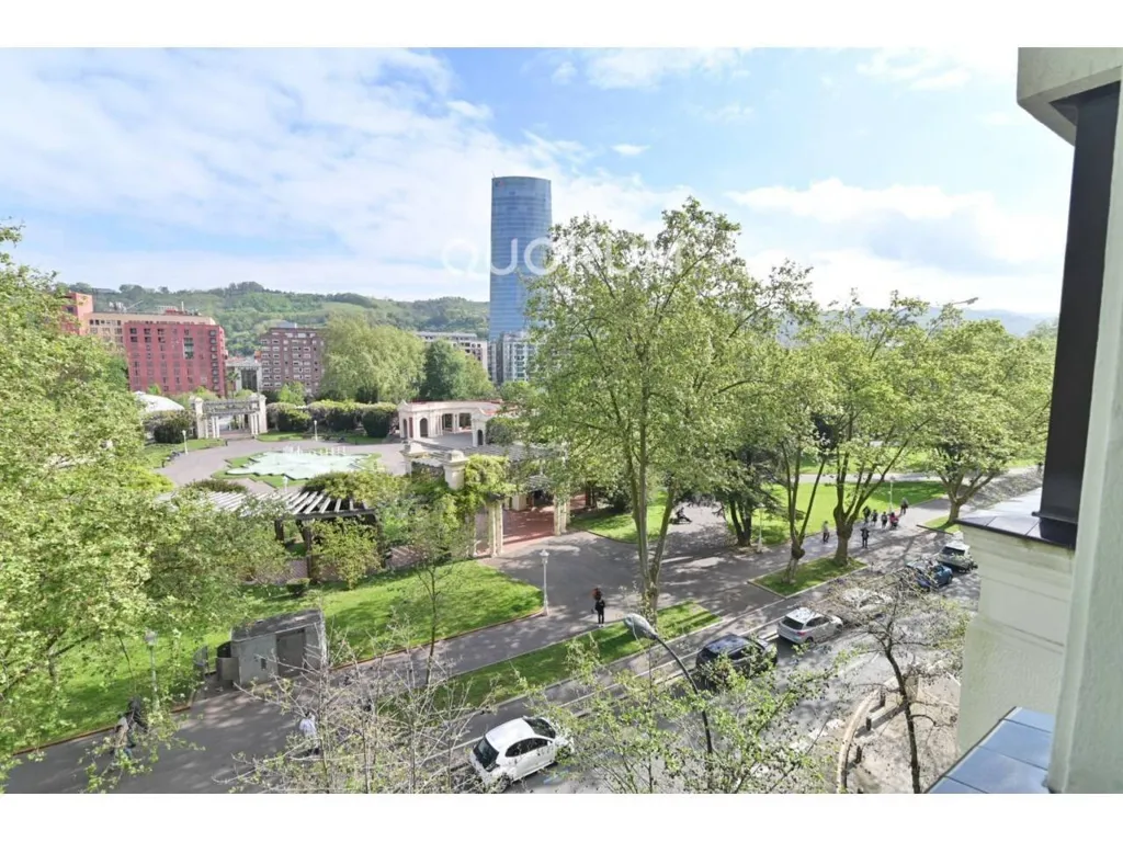 Balcon - Señorial Flat with Park Views in Abando, Bilbao