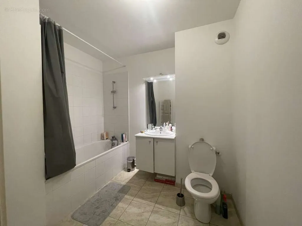 Vannitoad - 2-Bed Flat with Private Garden in Loiret