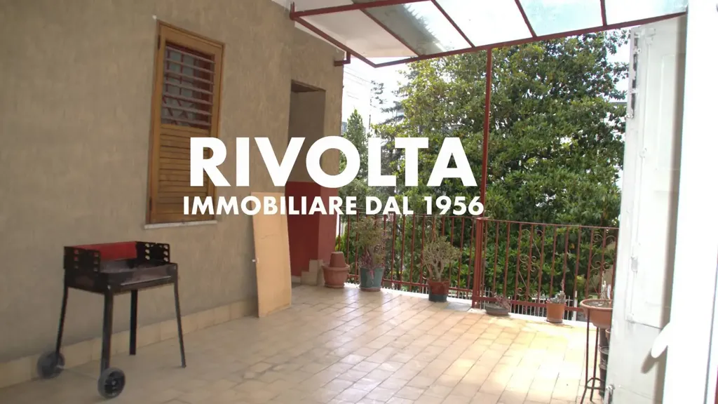 Terrasse - Three-Storey House with Shop in San Giuseppe Vesuviano