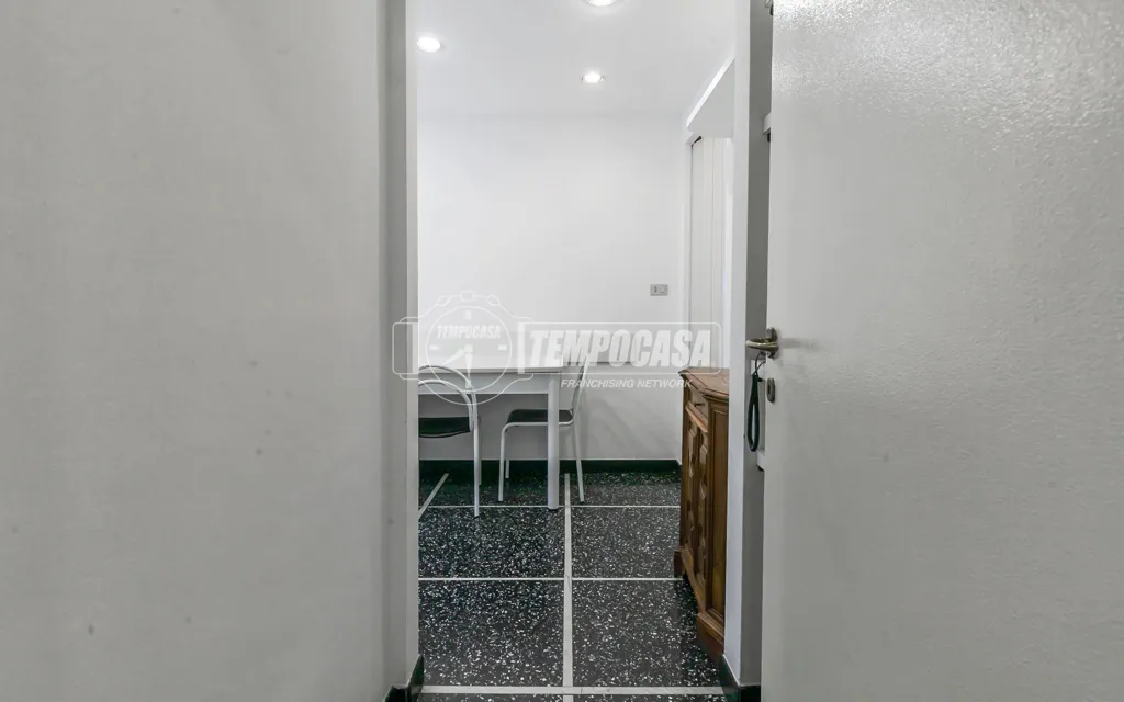 Entrée - Trilocale with Balcony in Milan's Isola