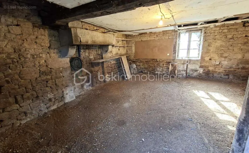 Pièces - Longère en Pierre avec Garage entre Saint-Sever et Vire