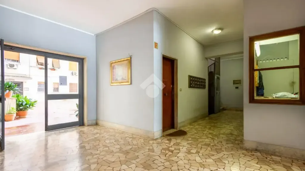 Esik - Trilocale with High Ceilings in Rome
