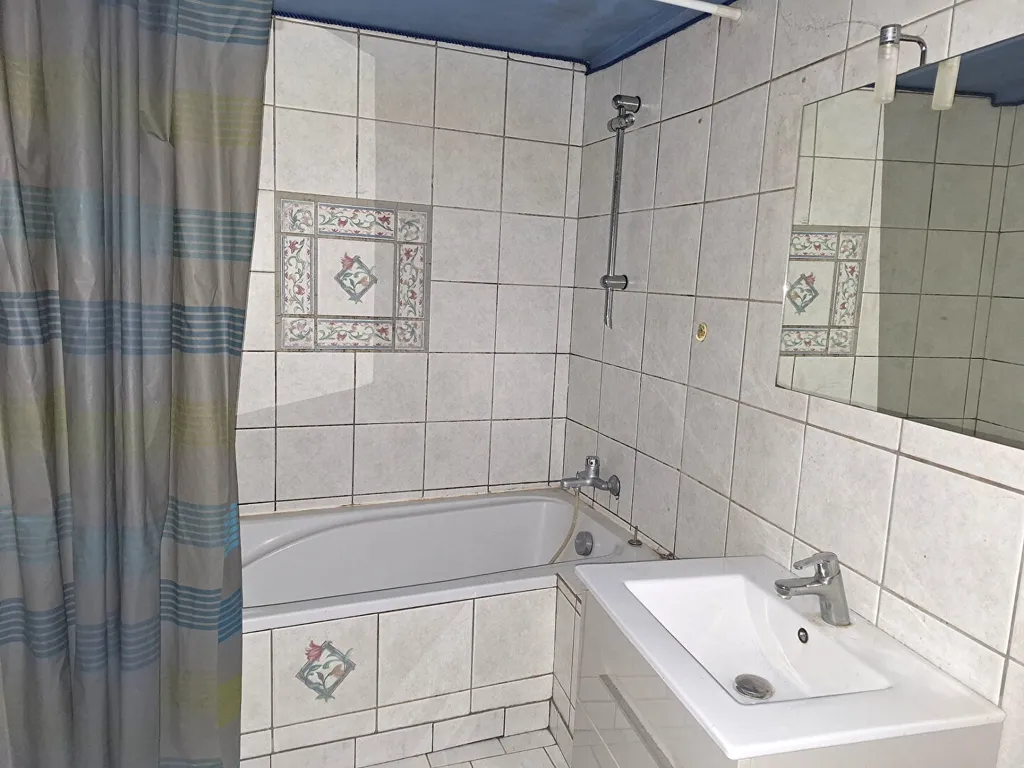 Salles de bain - Maison à Rafraîchir avec Cour à Courcelles
