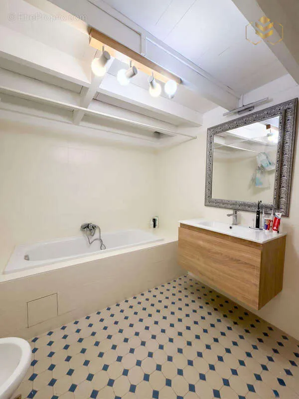 Bathrooms - Characterful Apartment with Balcony in Menton