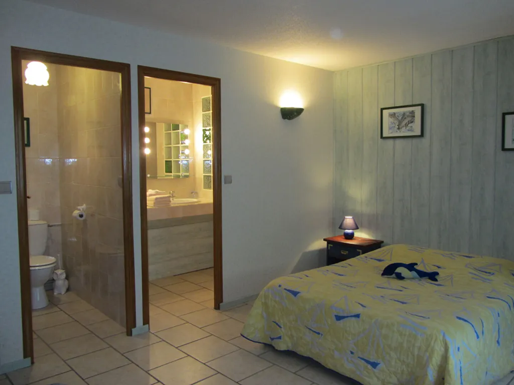 Chambres - Maison en Pierre avec Jardin à Présilly