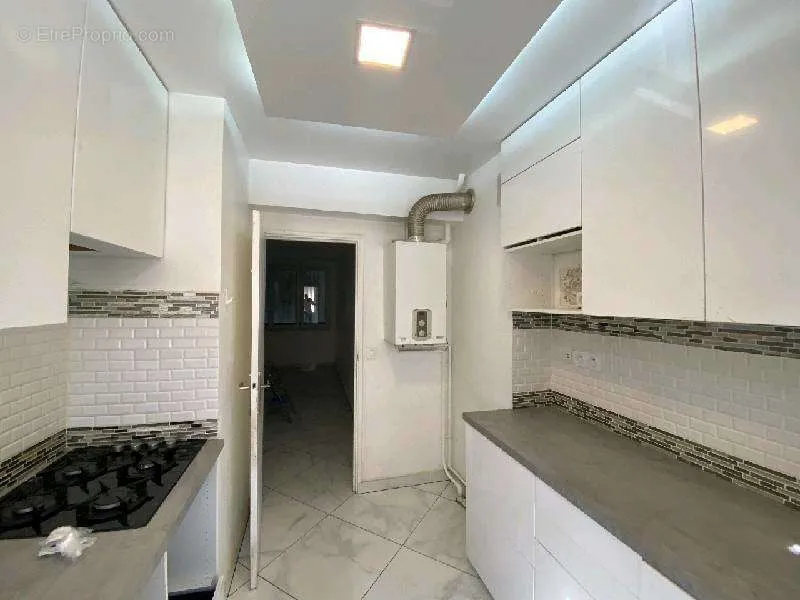 Köök - Stone Building Flat with Park View in Clichy-Sous-Bois