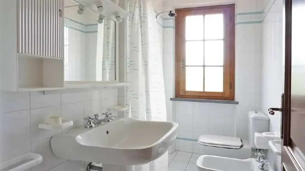 Salles de bain - Bifamiliar Villa with Garden in Forte Dei Marmi