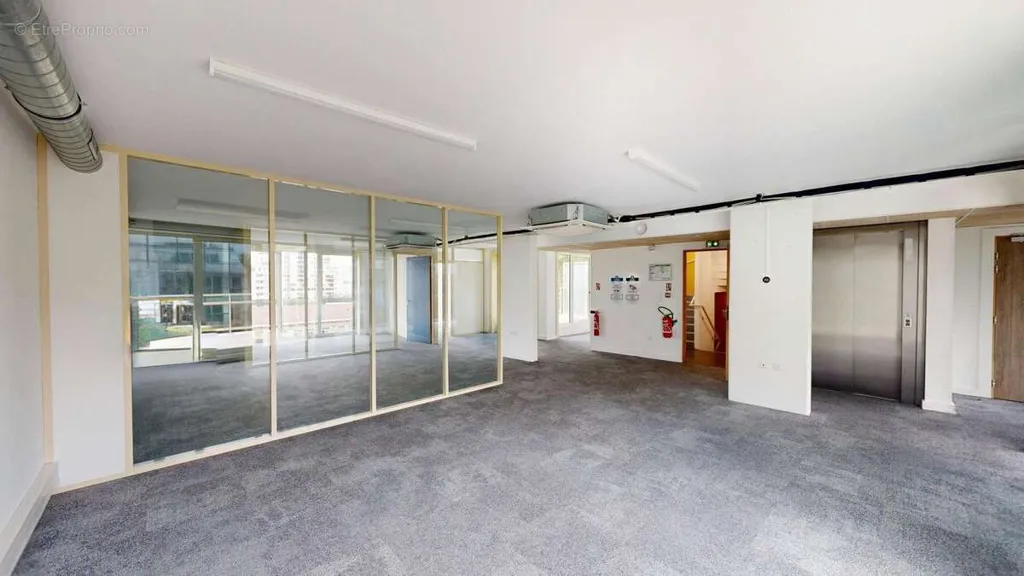 Kabinet - Office Building with Terraces in Vanves