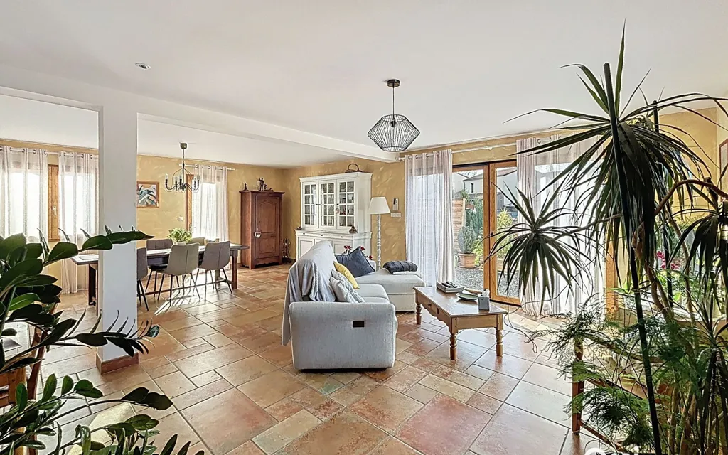 Séjour - Maison avec Vue Dégagée et Jardin à Massiac