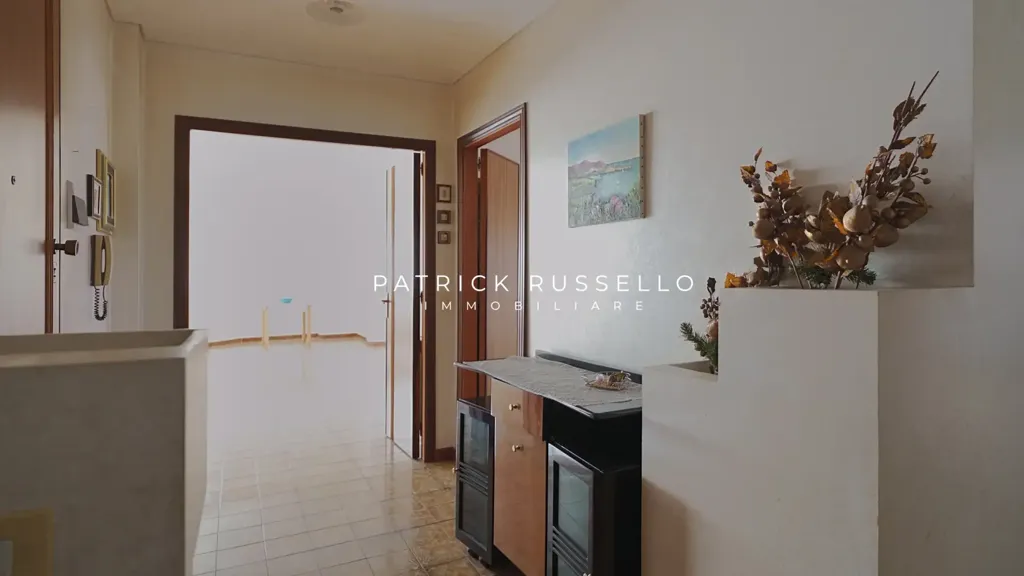 Esik - Spacious Apartment with Triple Exposure in Caposoprano, Gela