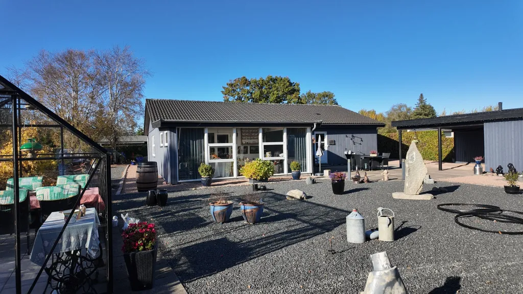 Giardino - Well-Built Summerhouse with Garden in Skellet