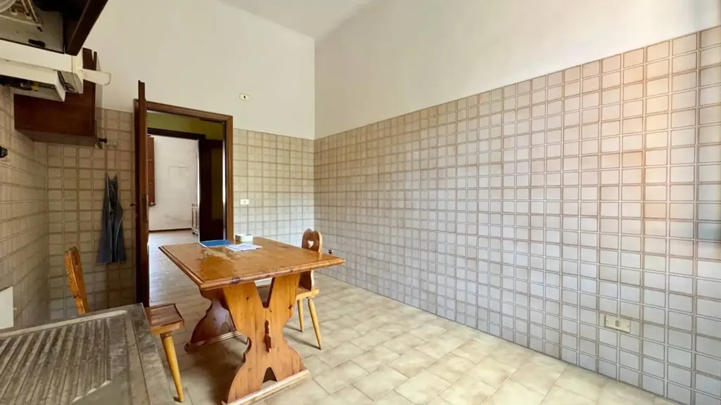Sala da pranzo - Classic-Style Trilocale with Courtyard View in Ancona