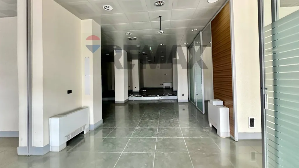 Esik - Commercial Space with 3 Vitrines in Riccione
