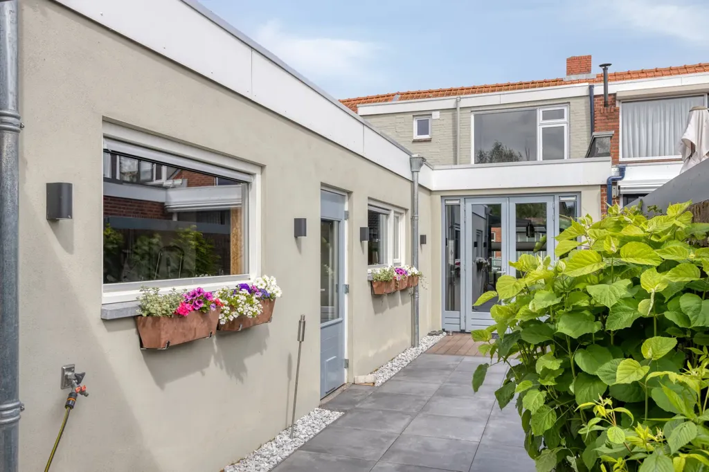 Aed - Spacious Semi-detached House with Deep Garden in Halsteren