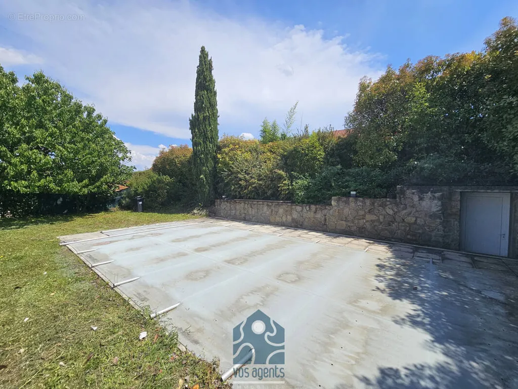 Aed - Constructible Plot with Pool in Pérignat-les-Sarlièves
