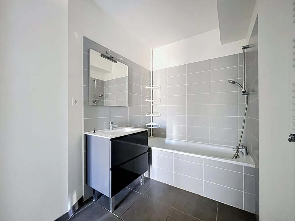 Vannitoad - 3-Bed Apartment with Terrace in Gardanne