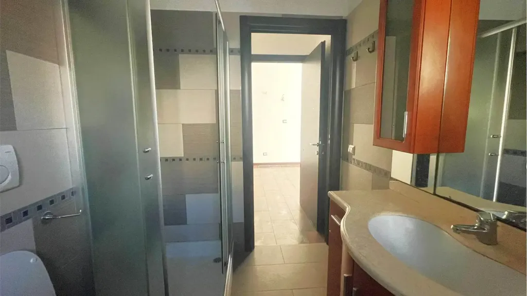 Salles de bain - Modern Apartment with Balcony in Milan