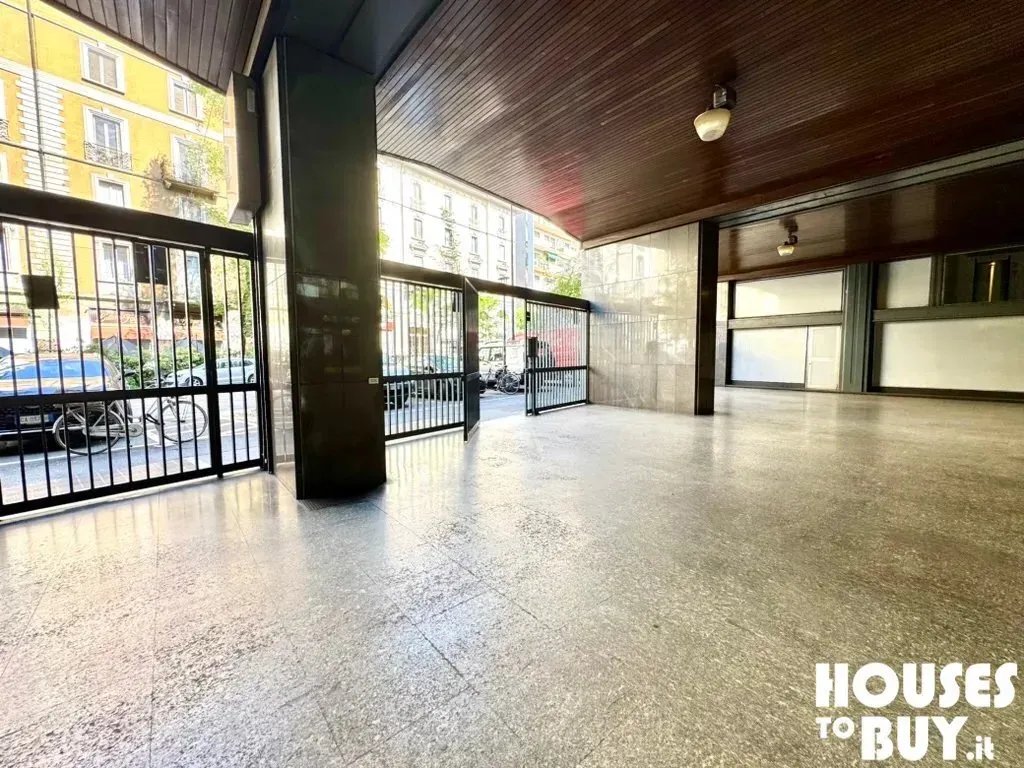 Garage - Apartment with Balconies in Central Milan
