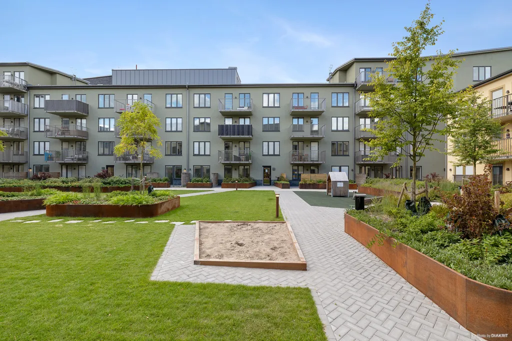 Garden - 2-Bedroom Apartment with Balcony in Bromstensstaden