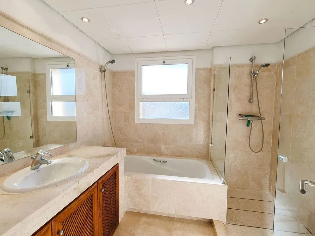 Salles de bain - Duplex with Sea View and Pool in Sotogrande