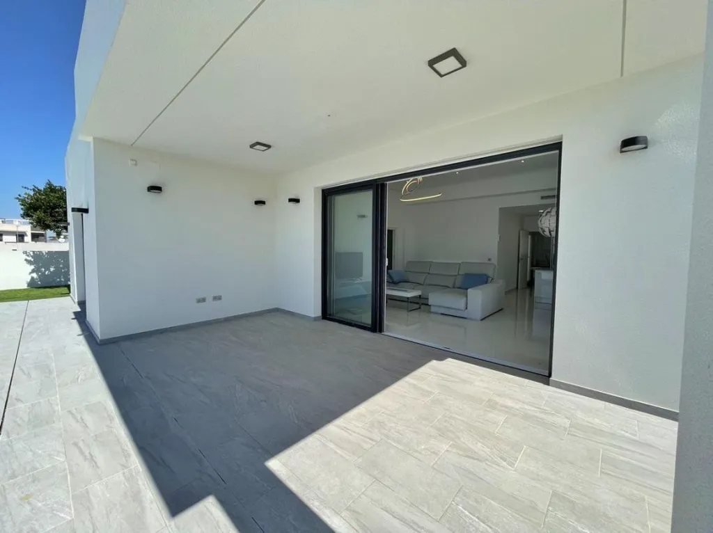 Terrass - New-Build House with Pool in Rafal